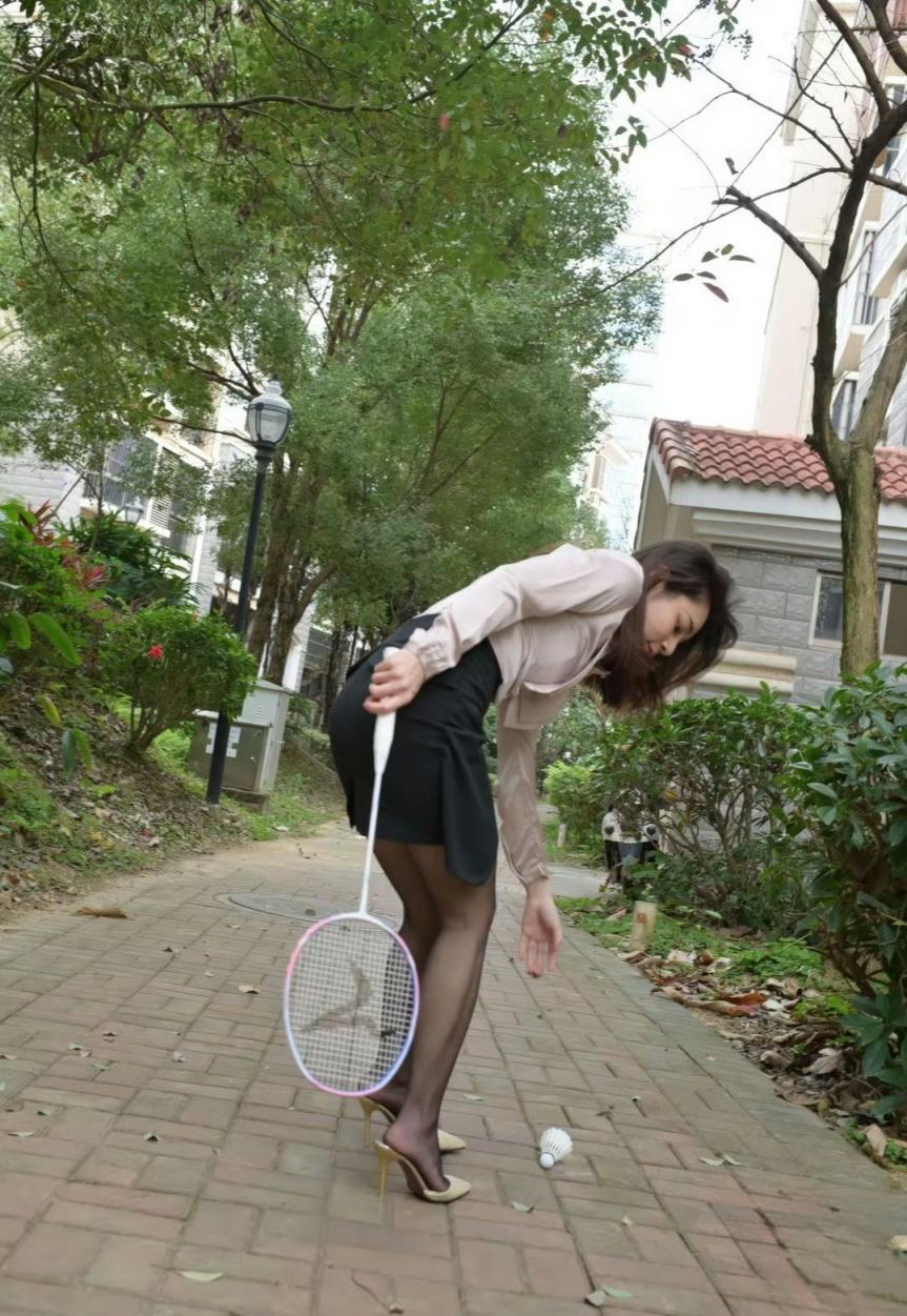 打羽毛球的人妻