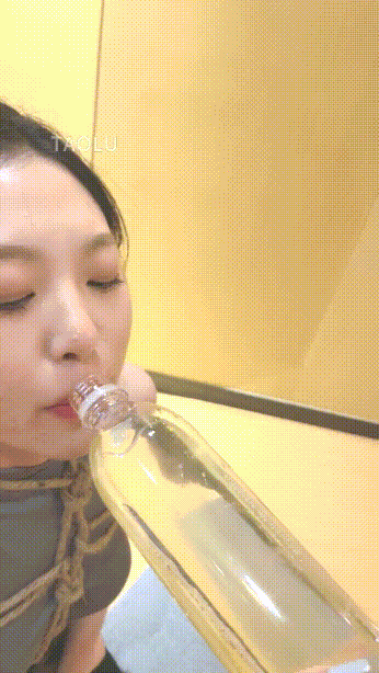 高冷美女被闺蜜耳光调教，女王捆绑玩弄女m喝圣水，丝袜女主耳光调教女奴！唯美女女调教