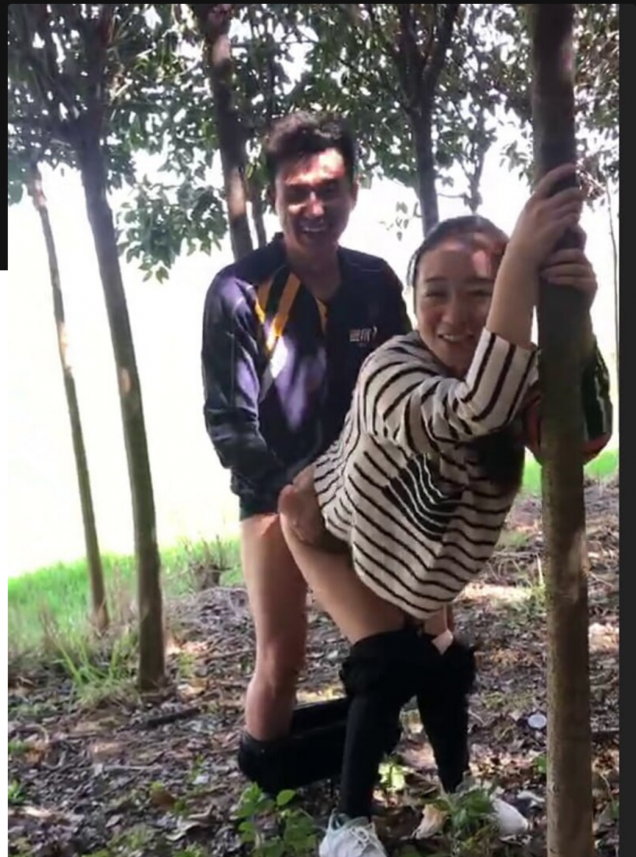 响水德邦物流小哥和出轨对象在小树林约炮被拍 边操边笑越干越兴奋 简直太刺激