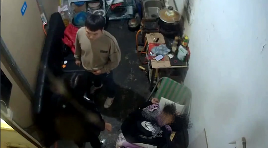 《居家摄象头》小伙脾气上来了老婆刚回家就被拉到厨房连干两炮再做饭