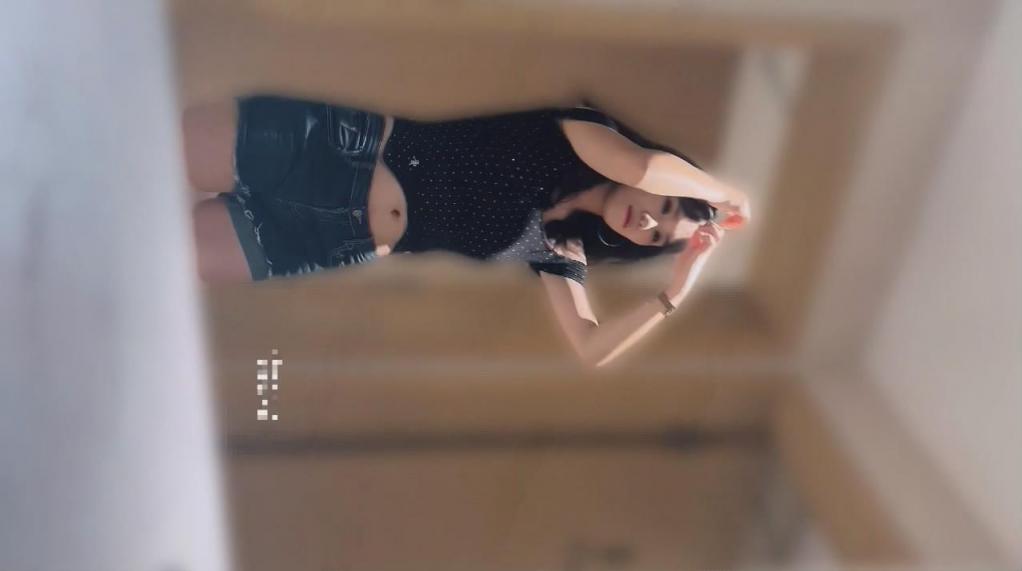 女厕开闪光灯愉拍附近商圈的几个颜值美女尿尿