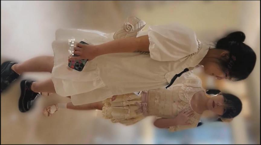 女厕开闪光灯愉拍附近商圈的几个颜值美女尿尿