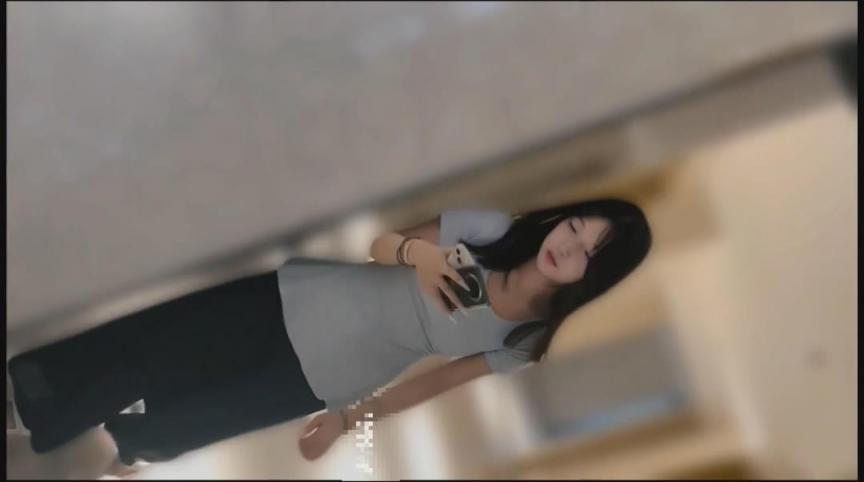 女厕开闪光灯愉拍附近商圈的几个颜值美女尿尿