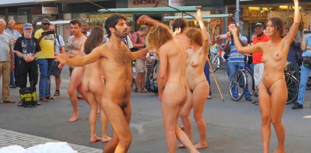 瑞士Biel市举办的身体与自由节❤️数百人赤裸走上街头 用行为艺术装点肌肤 宣告裸体不是低俗
