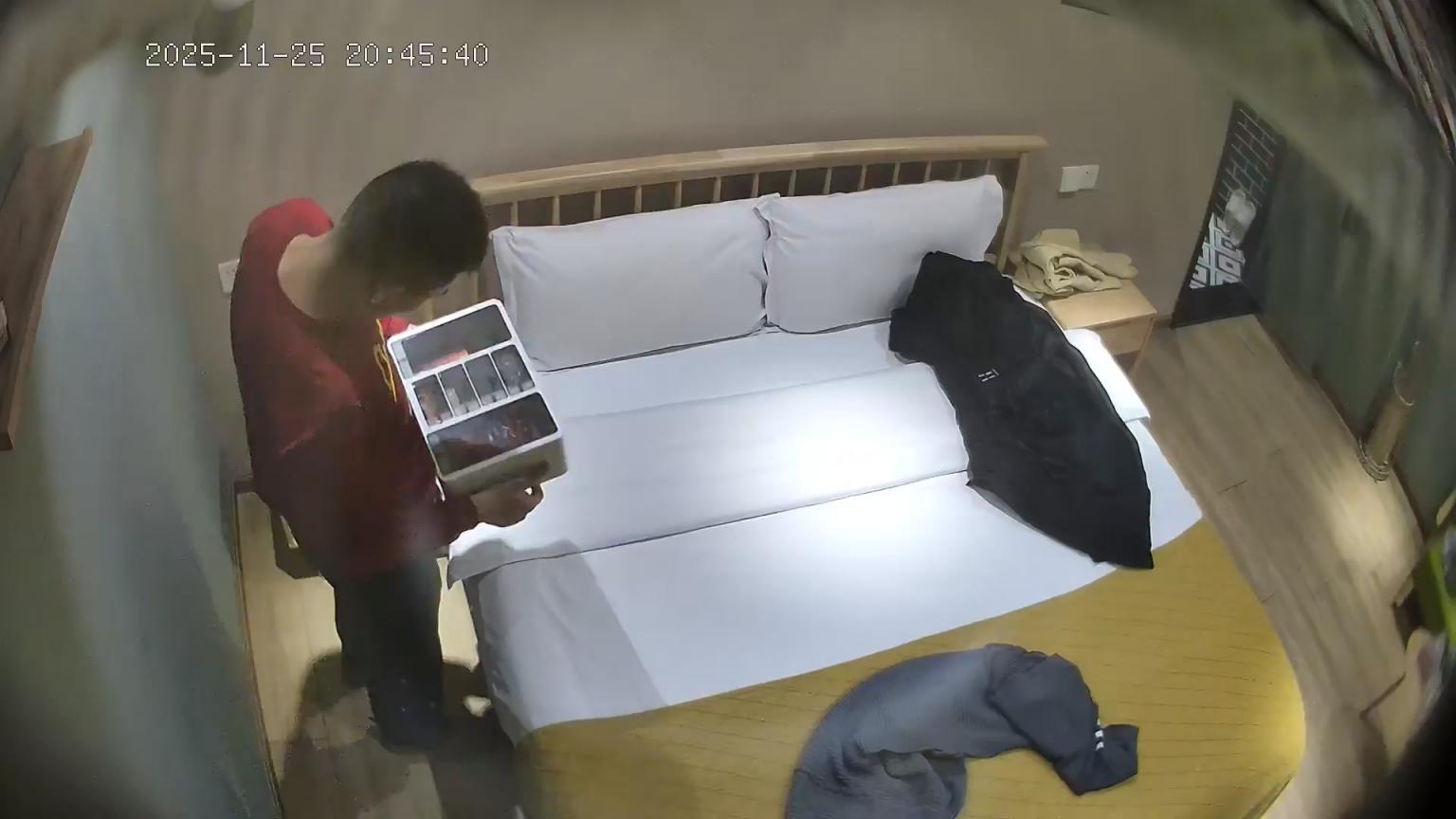 酒店愉拍❤️娇小甜美女友收完大块头男友礼物后0帧起手嘬男友鸡巴还给舔菊花