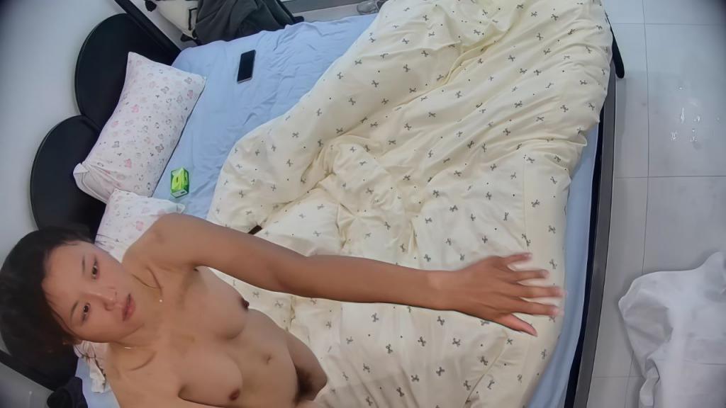 极品身材娇媚小少妇和老公蜜月旅行开房性爱,少妇表面看起来很纯情,圆润饱满酥胸大屁股微翘,娇小玲珑