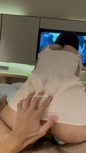 20岁学生妹，【吴佳仪】，被男友啪啪的小视频，蜜桃臀无套插入，水汪汪一直的叫！