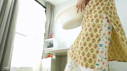 印尼女佣少妇 在工作时不小心滑倒 男主帮助在地板上被一顿猛怼高潮抽搐无套内射