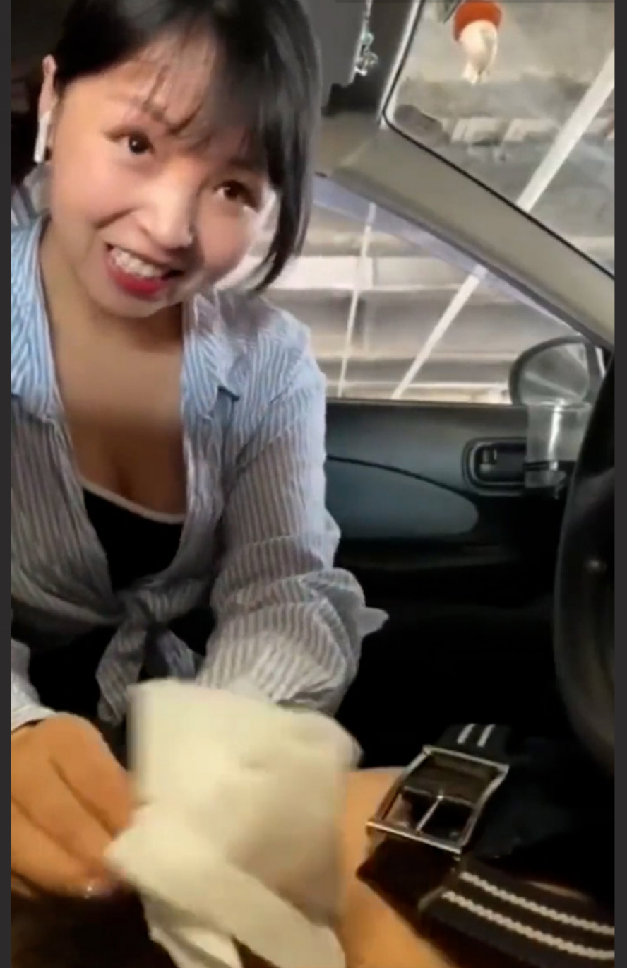 广西4S店女销售 小惠 试驾时间车内给客户口交 卖力吸允肉棒挑逗龟头