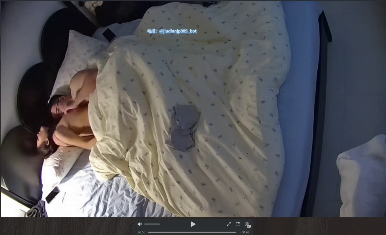 极品身材娇媚小少妇和老公蜜月旅行开房性爱，少妇表面看起来很纯情，圆润饱满酥胸大屁股微翘，娇小玲珑