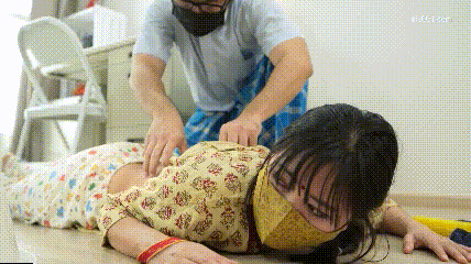 印尼女佣少妇 在工作时不小心滑倒 男主帮助在地板上被一顿猛怼高潮抽搐无套内射