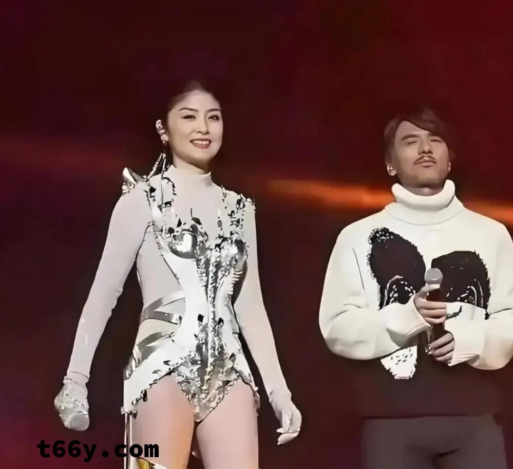 女明星演唱会穿三角裤衩，五十多了合适吗？人老心不老