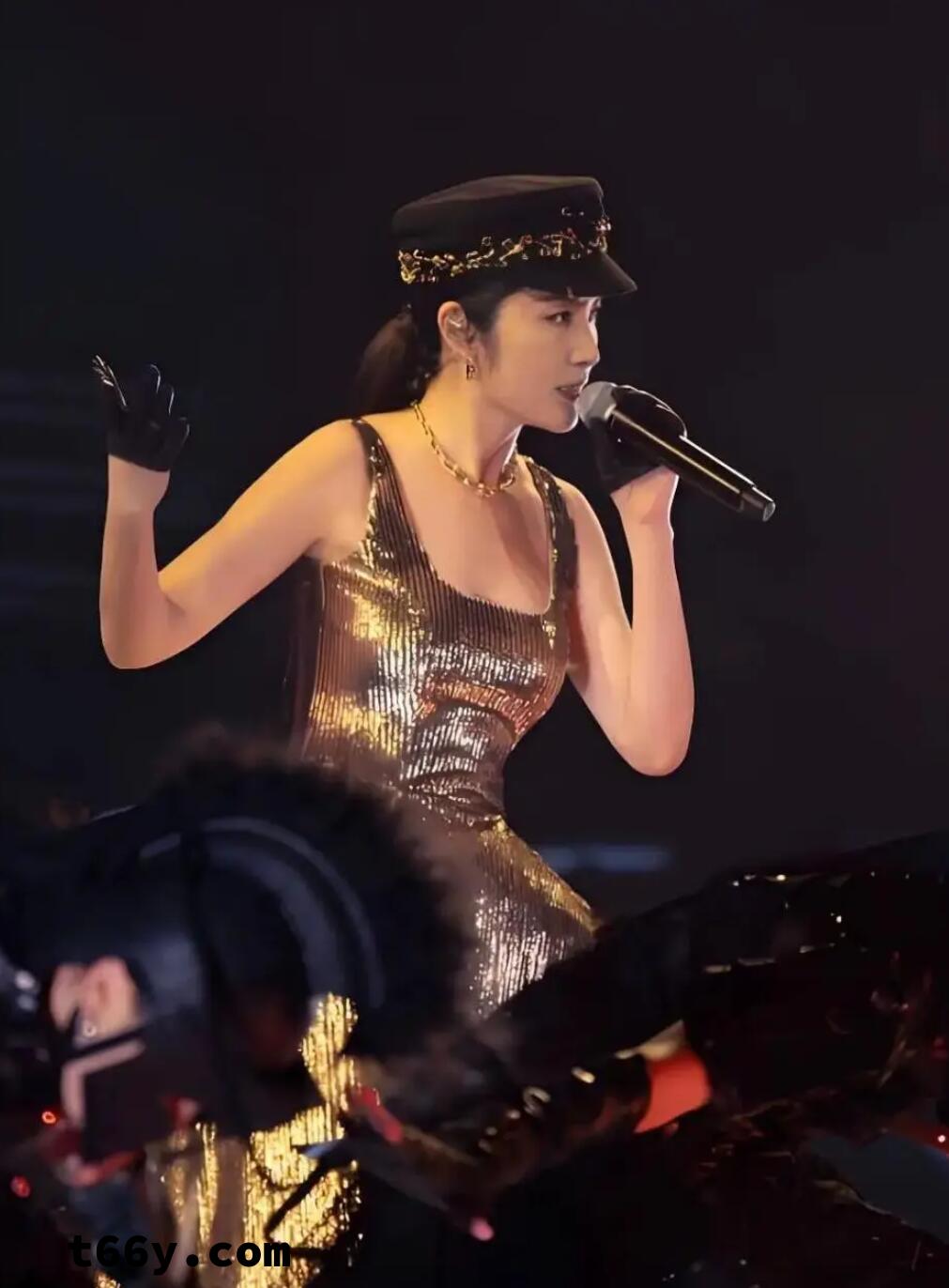 女明星演唱会穿三角裤衩，五十多了合适吗？人老心不老