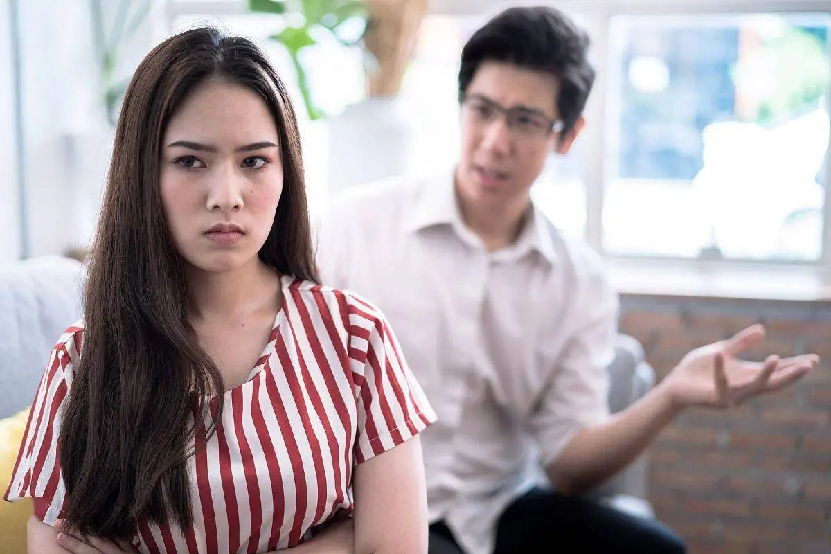 不是不爱了，是被生活压垮了！