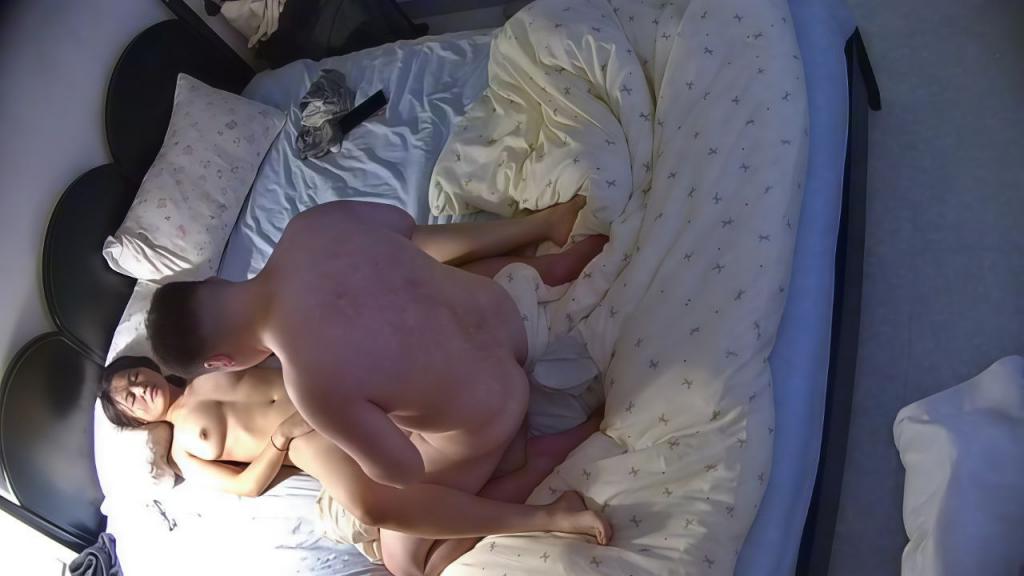 极品身材娇媚小少妇和老公蜜月旅行开房性爱,少妇表面看起来很纯情,圆润饱满酥胸大屁股微翘,娇小玲珑