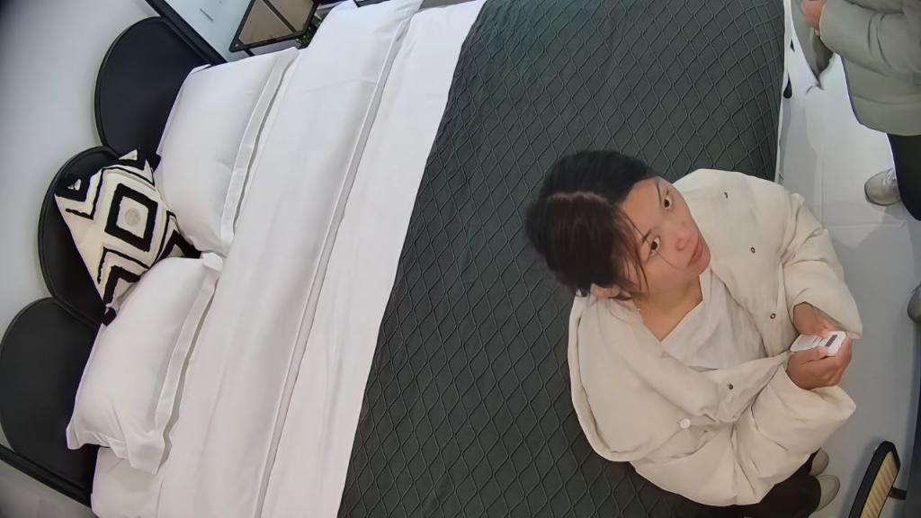 极品身材娇媚小少妇和老公蜜月旅行开房性爱,少妇表面看起来很纯情,圆润饱满酥胸大屁股微翘,娇小玲珑