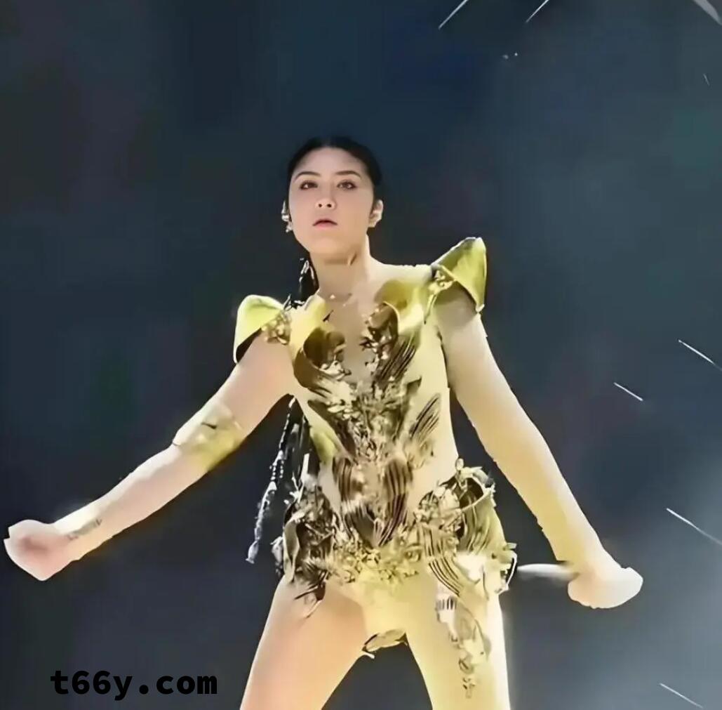 女明星演唱会穿三角裤衩，五十多了合适吗？人老心不老
