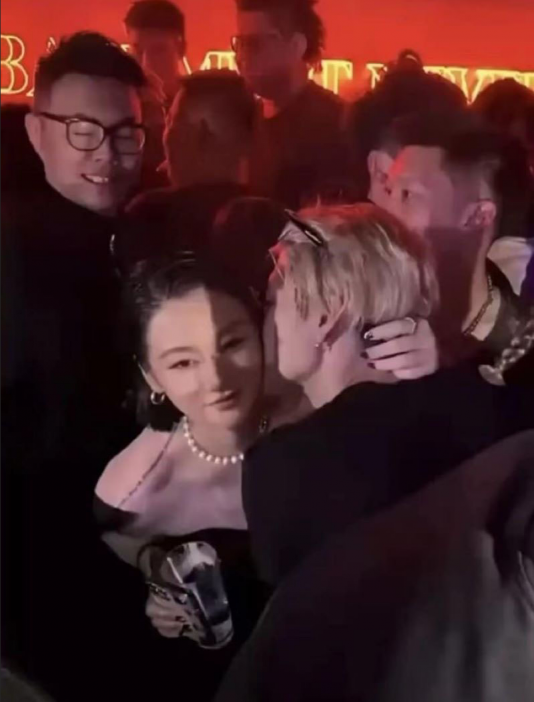 流明星王嘉尔自曝解决生理需求方式 私生活混乱竟是上海夜店常客 狂欢蹦迪勾搭女粉 床照亲密照全网疯传!