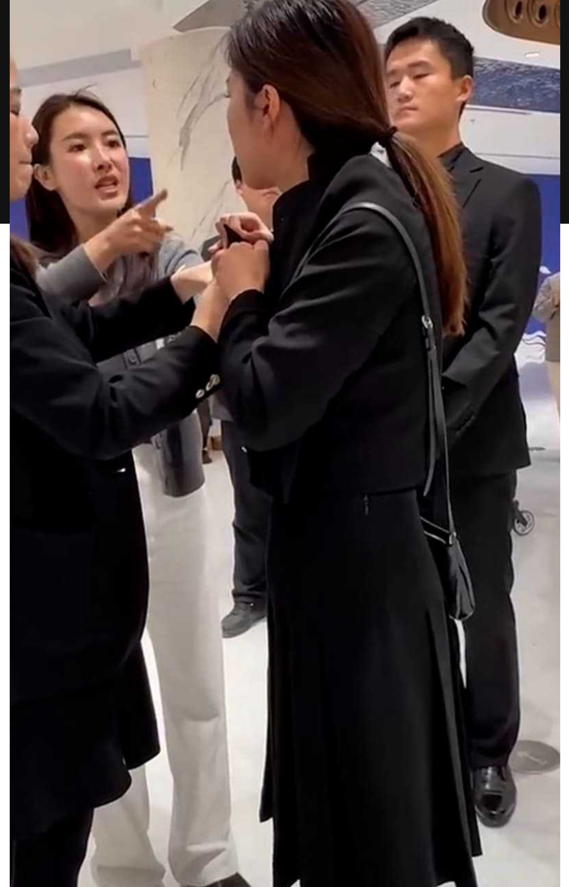 合肥银泰LV女销售勾引已婚男客户 原配商场抓小三 视频完整版!再漂亮的老婆也抵不过小三会骚会喊爸爸