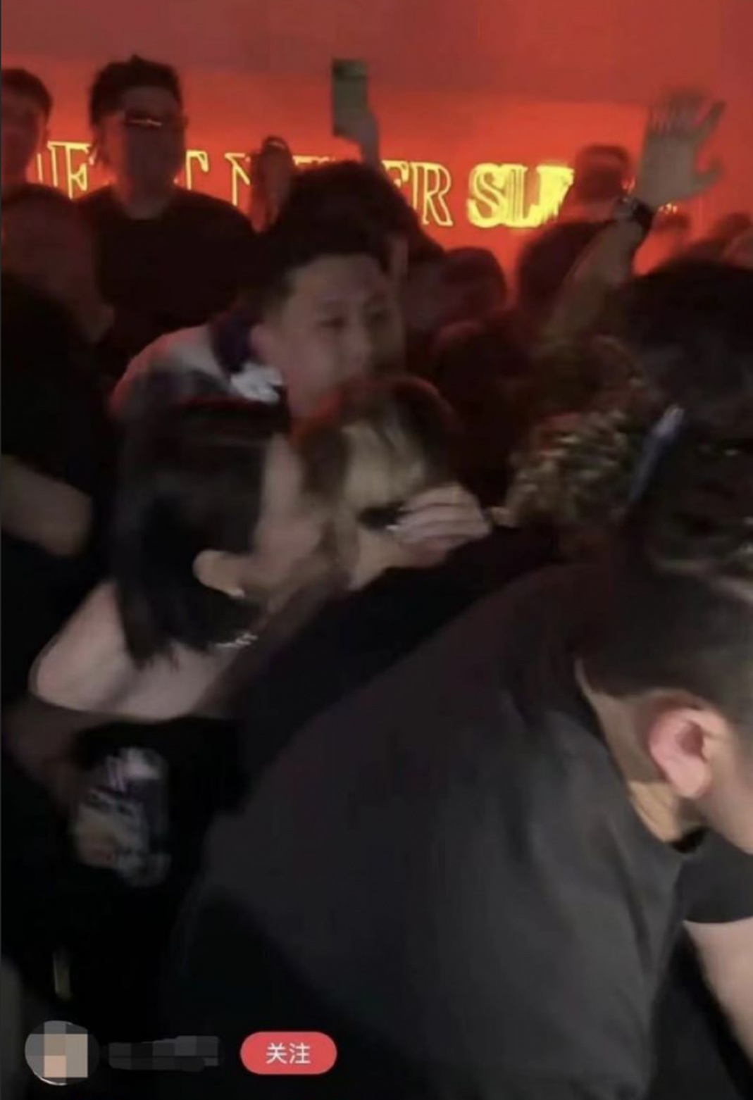 流明星王嘉尔自曝解决生理需求方式 私生活混乱竟是上海夜店常客 狂欢蹦迪勾搭女粉 床照亲密照全网疯传!