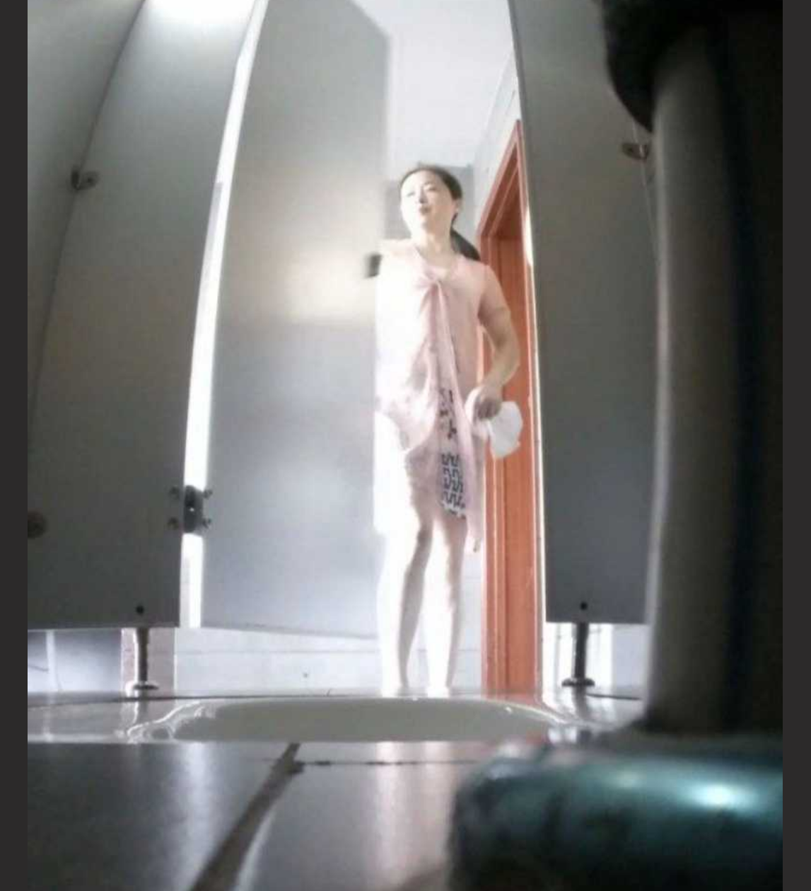 【门事件】 湖北省宜昌市公安局女局长上则所时竟惨遭愉拍❤️小穴全部曝光❤️连尿尿模样都被看得一清二楚