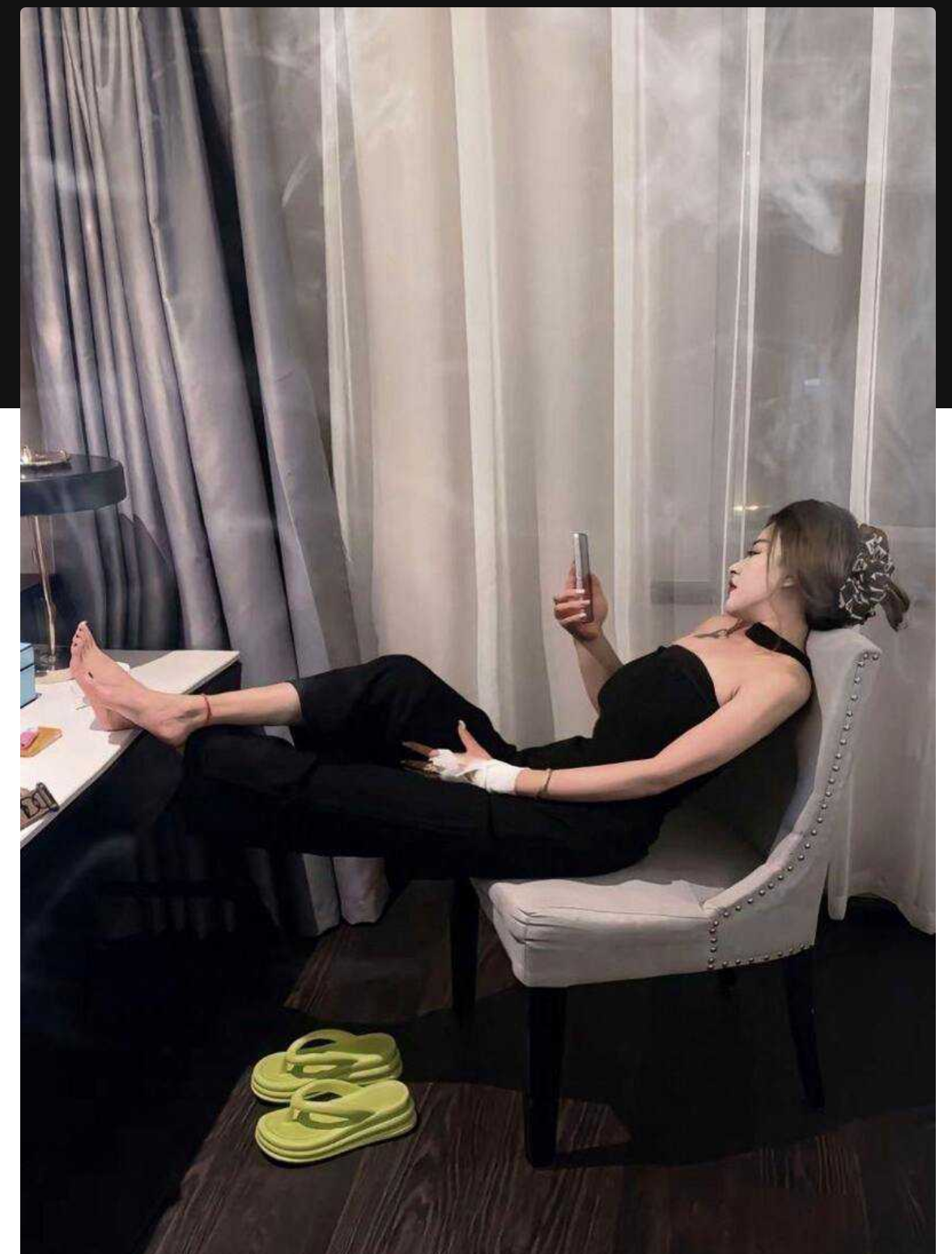 东北服装店老板娘被炮友调教成母狗曝光,巨乳肥臀骚货胆子真大,趁老公不在家带炮友回家做爱,纹身实锤!