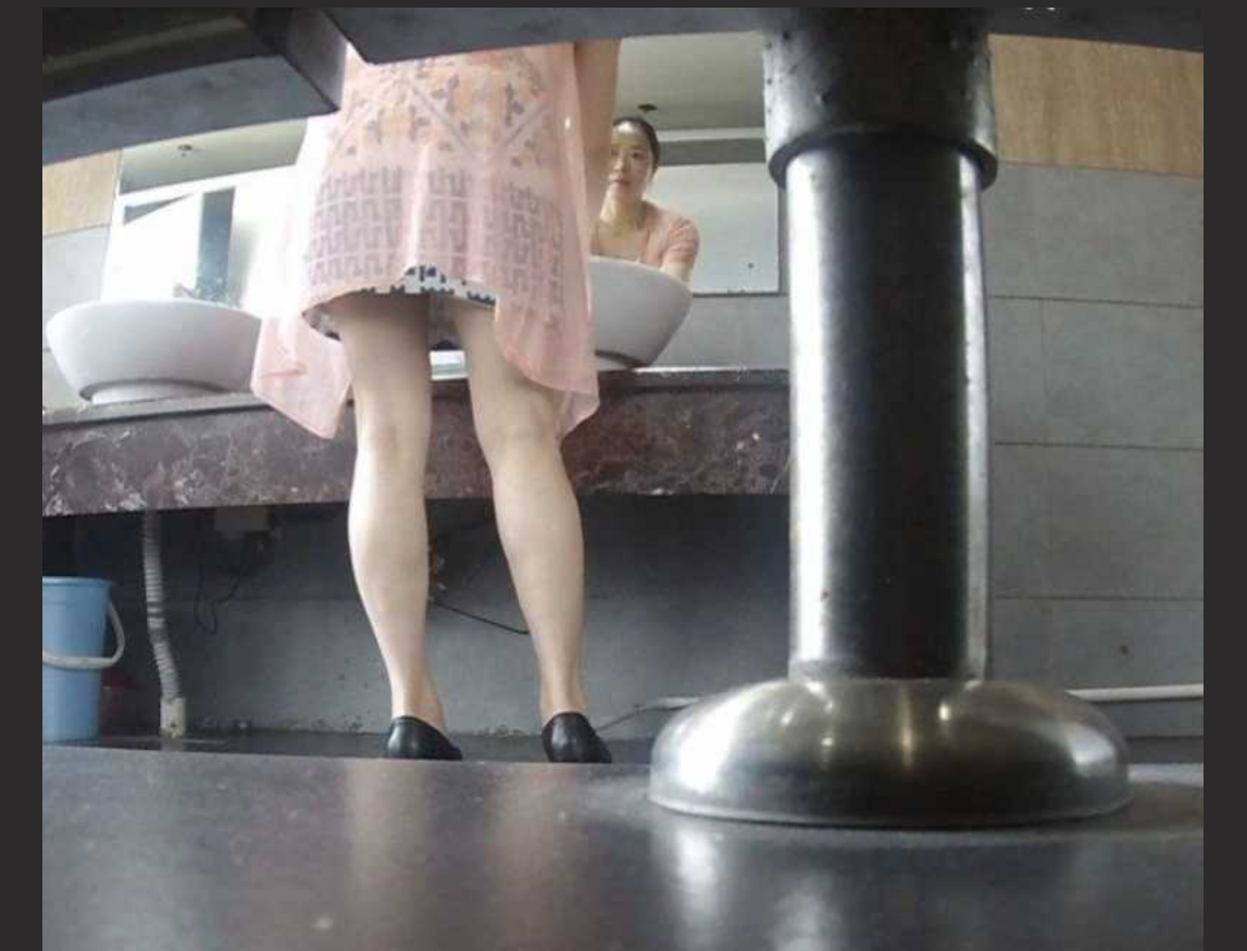 【门事件】 湖北省宜昌市公安局女局长上则所时竟惨遭愉拍❤️小穴全部曝光❤️连尿尿模样都被看得一清二楚