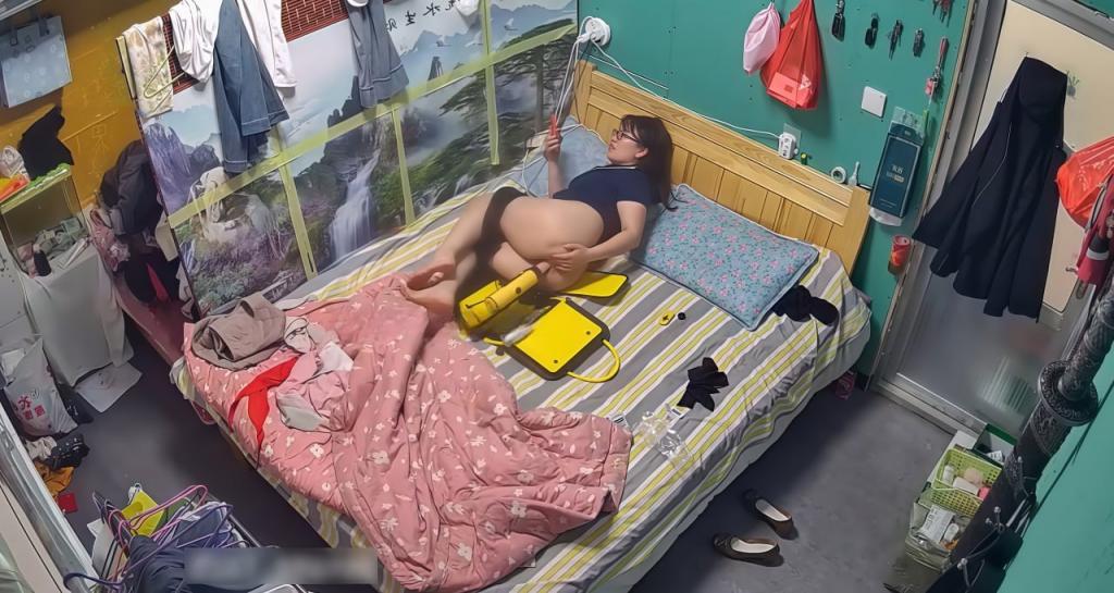 真实记录职业装风韵少妇送女儿去上学 突然淫欲来了 拿出新买的专业情趣炮机来解解馋 不断揉逼豆豆 高潮