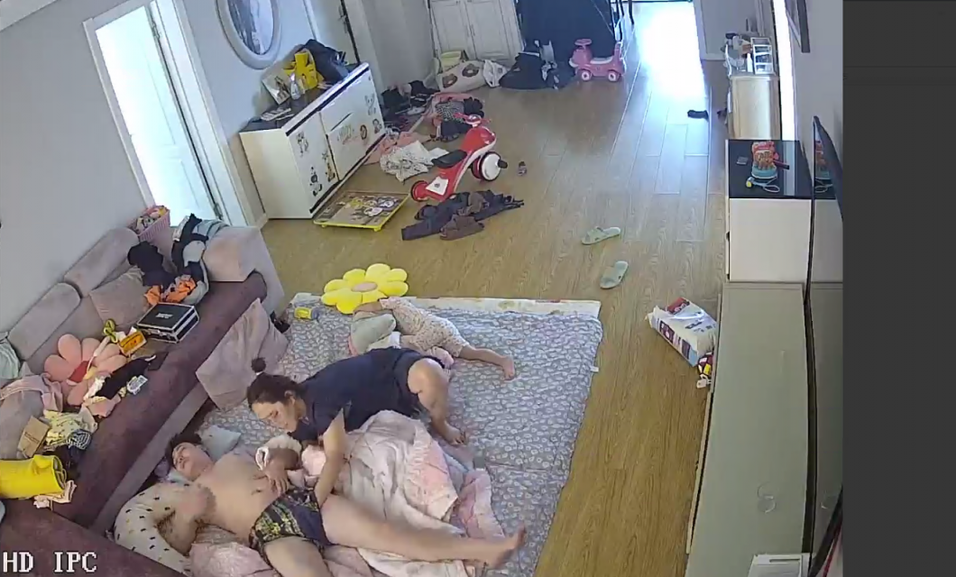 家庭摄象头破解真实愉拍❤️丰满眼镜骚妻宝妈堪比会所技师给老公伺候的明明白白还给毒龙❤️得此女性福一生