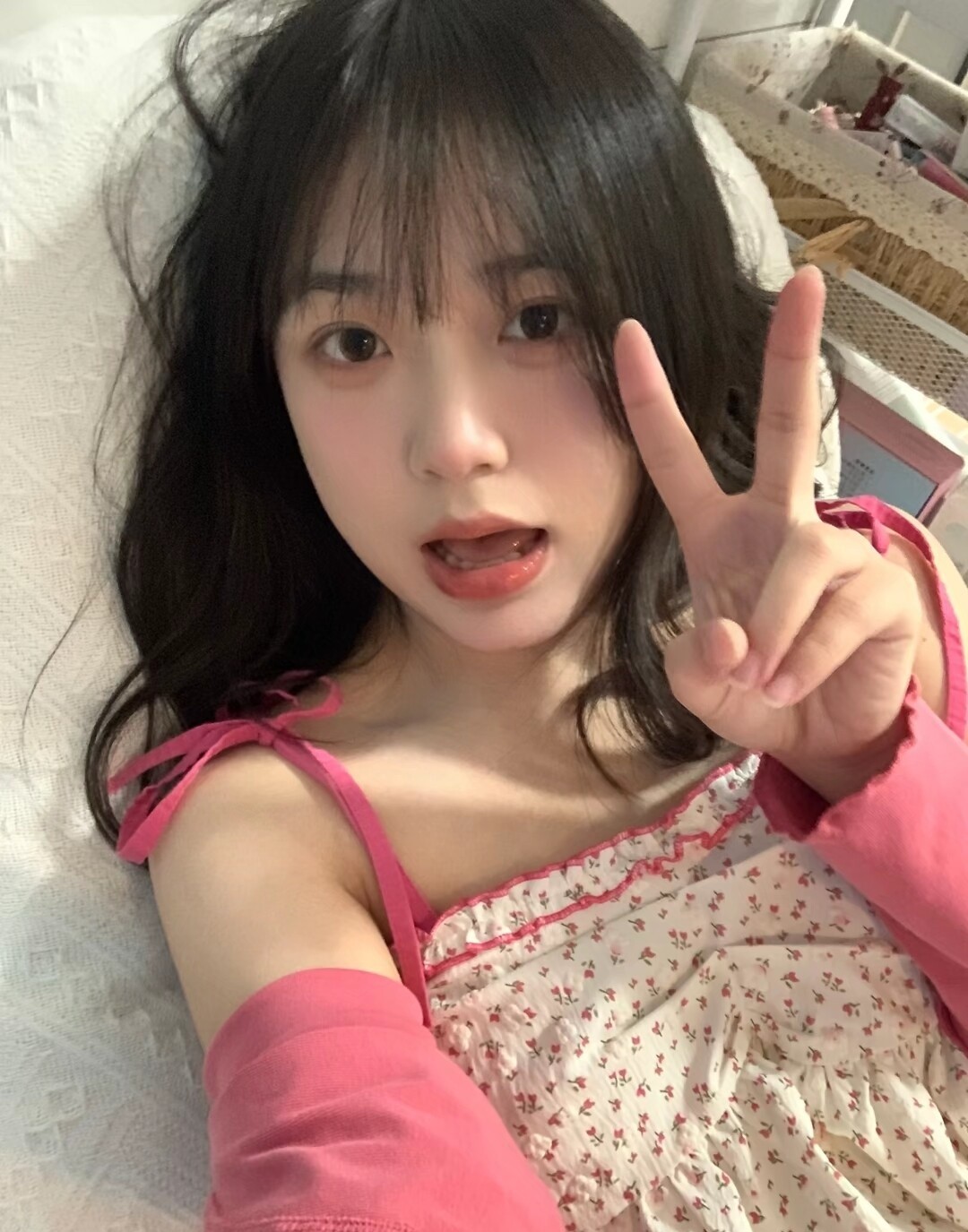 ❤️可爱福利姬❤️白里透红的身姿，娇羞可爱的表情，粉嫩紧闭的小穴是如此的耀眼夺目 致敬全网可爱女宝贝