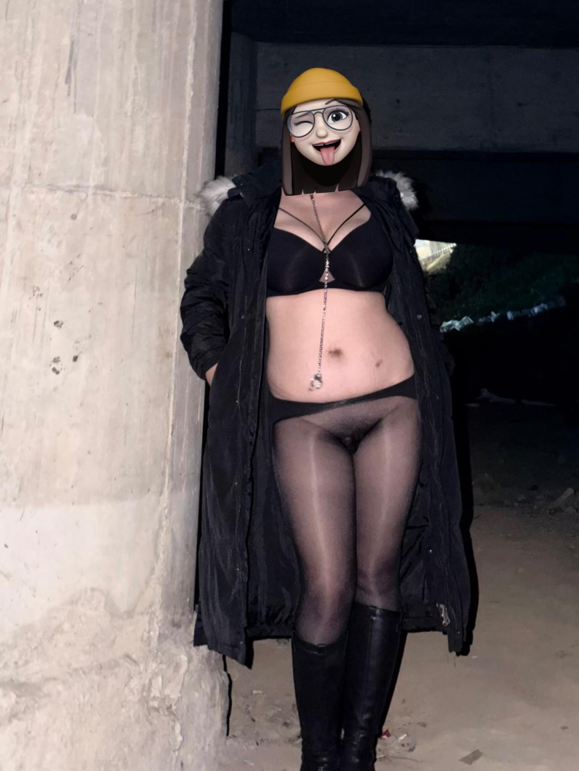 全裸黑丝巨乳母狗深夜露出