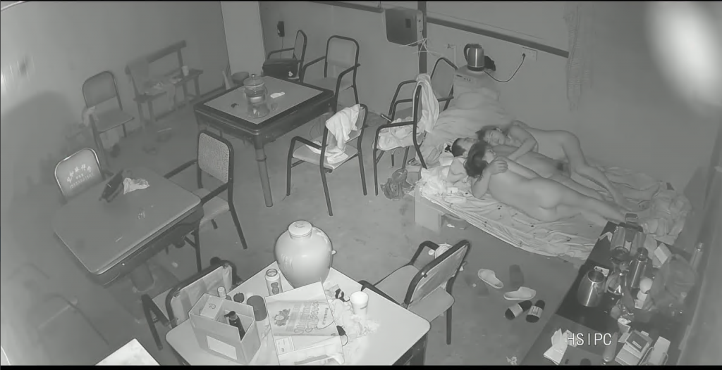 黑客破解网络摄象头愉拍麻将馆老板晚上留下两个欠了不少赌债的好赌少妇3P肉偿