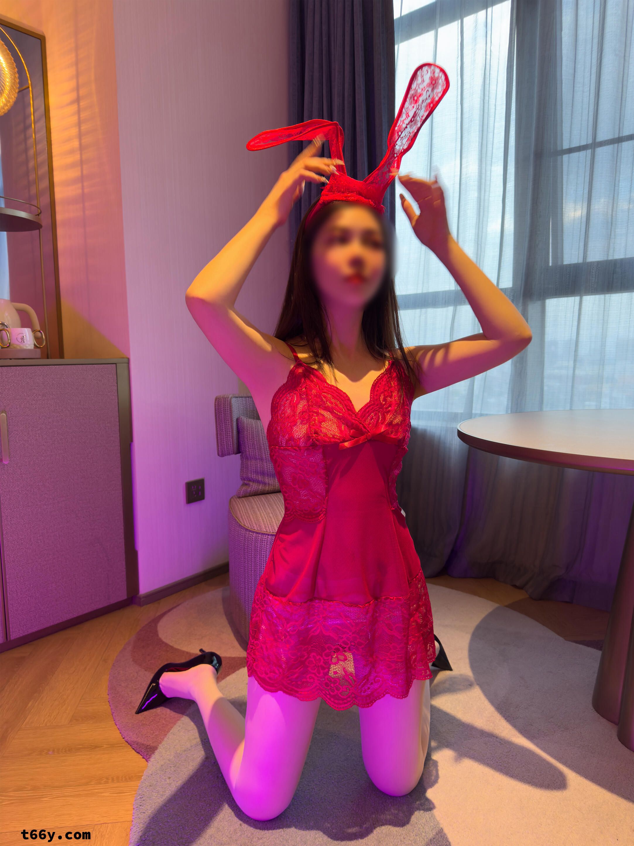 淫妻安娜·红色兔女郎圣诞献礼