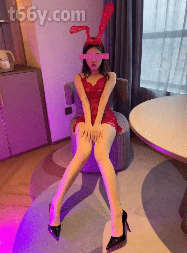 淫妻安娜·红色兔女郎圣诞献礼