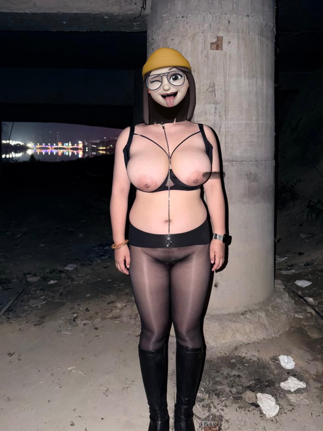 全裸黑丝巨乳母狗深夜露出