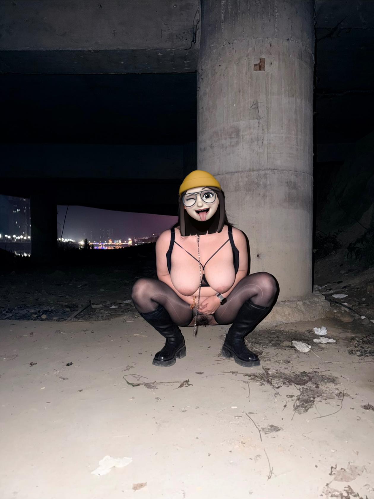 全裸黑丝巨乳母狗深夜露出