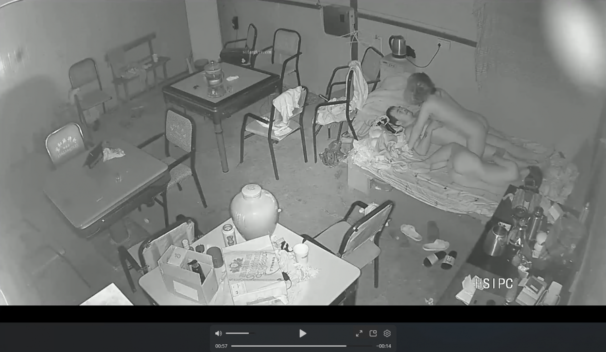 黑客破解网络摄象头愉拍麻将馆老板晚上留下两个欠了不少赌债的好赌少妇3P肉偿