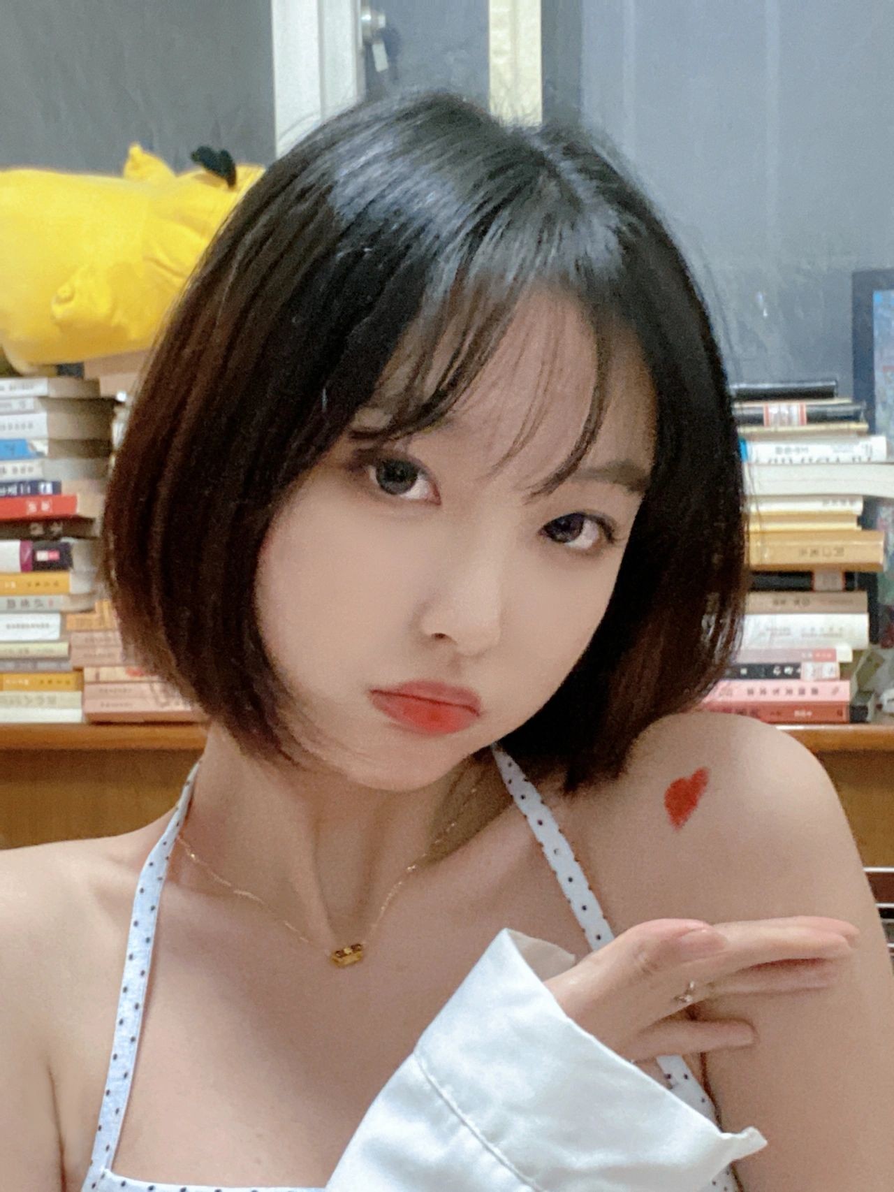 小妹不学好00后的小妹妹玩的就是一个开放 给哥哥们看粉嫩无毛小嫩逼 偷偷紫薇