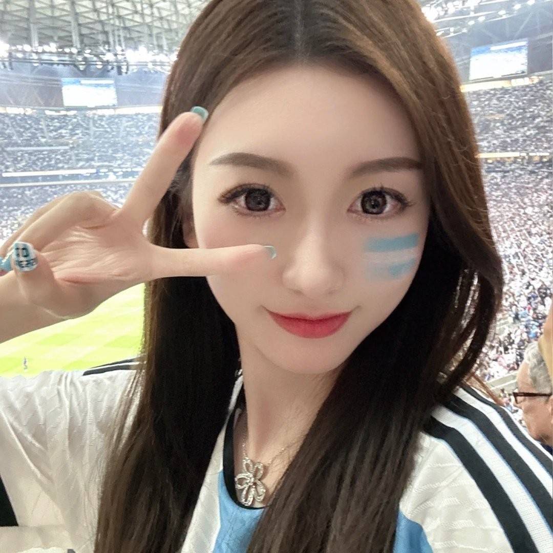 被单男的大鸡吧插进骚逼的时候，我是很排斥老公把他的小鸡吧放进我嘴里的，但是被单男操到失神