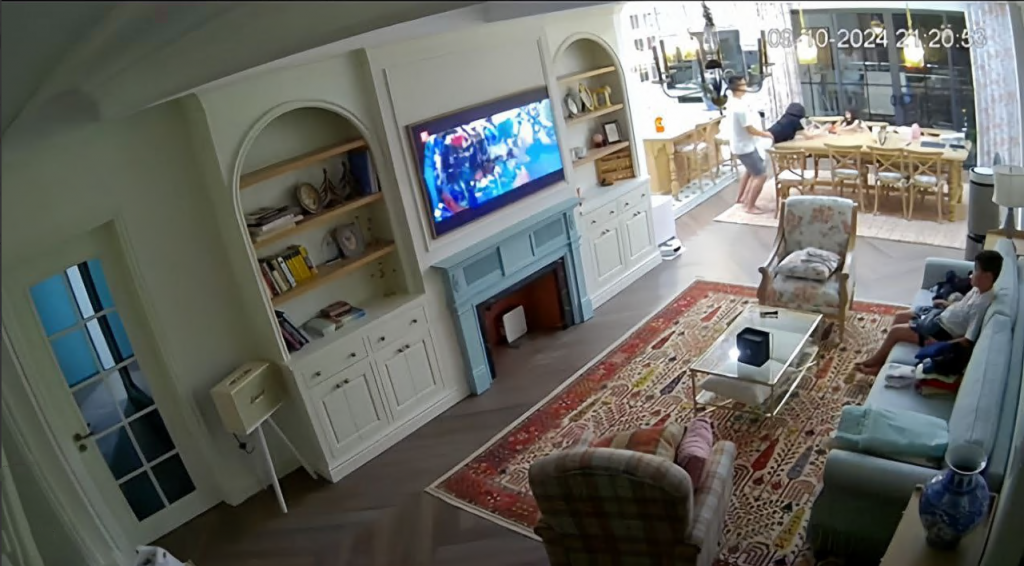 愉拍反差少妇与老公的奇葩性生活，经常当着核子的面在愉愉做爱，餐桌旁不脱裤子，鸡巴从裤子的缝隙中掏出就