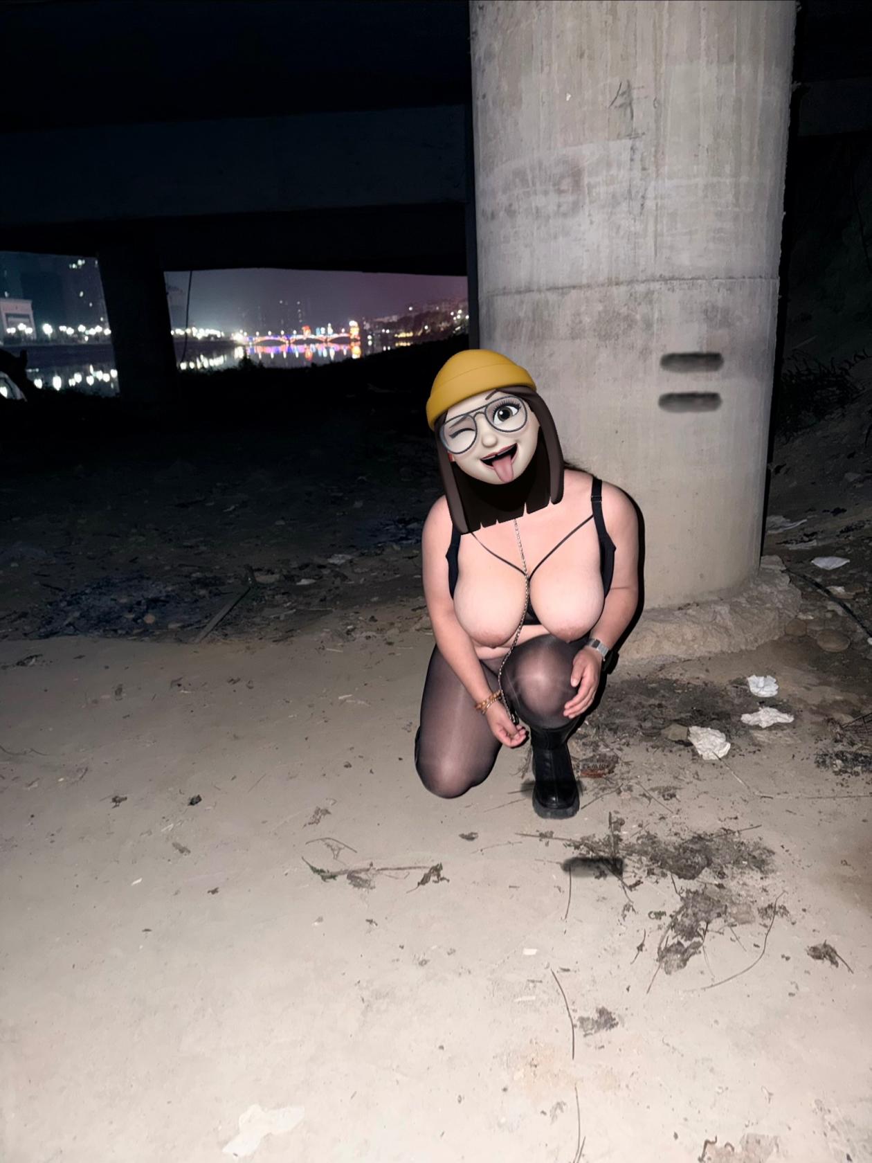 全裸黑丝巨乳母狗深夜露出