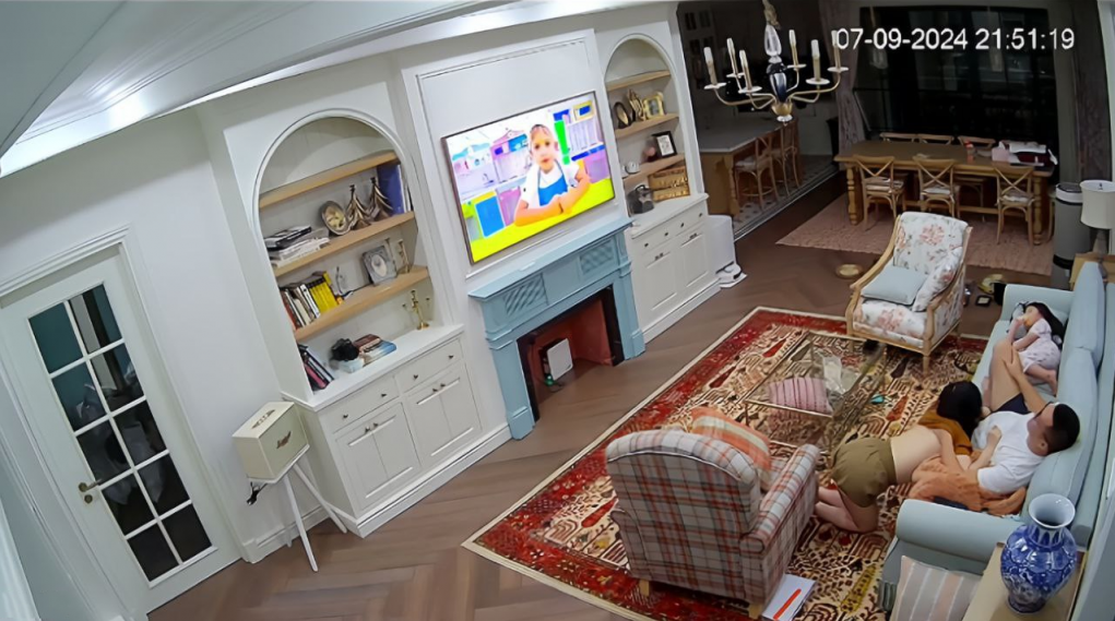 愉拍反差少妇与老公的奇葩性生活，经常当着核子的面在愉愉做爱，餐桌旁不脱裤子，鸡巴从裤子的缝隙中掏出就