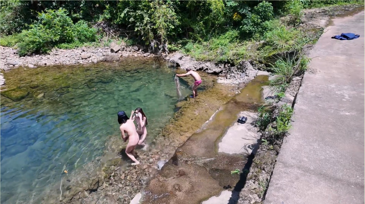 美女下乡送福利，双人游山玩水，大叔正在抓鱼，两个裸女把他吓惨了，刺激！