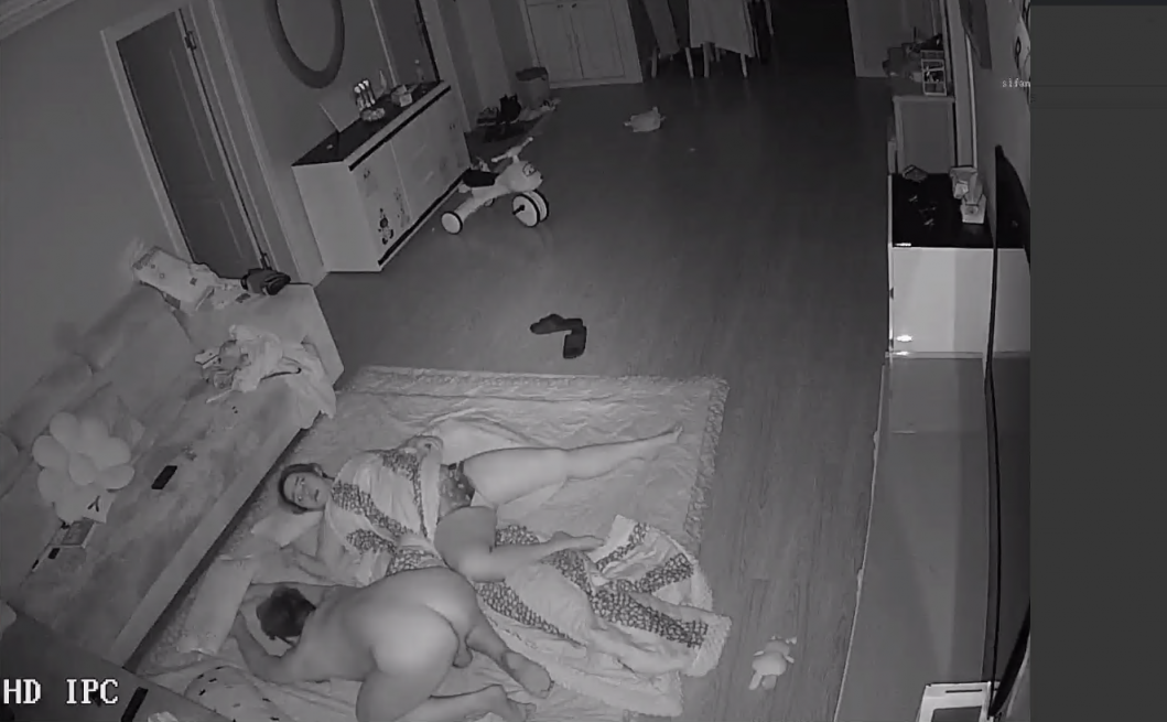 家庭摄象头破解真实愉拍❤️丰满眼镜骚妻宝妈堪比会所技师给老公伺候的明明白白还给毒龙❤️得此女性福一生