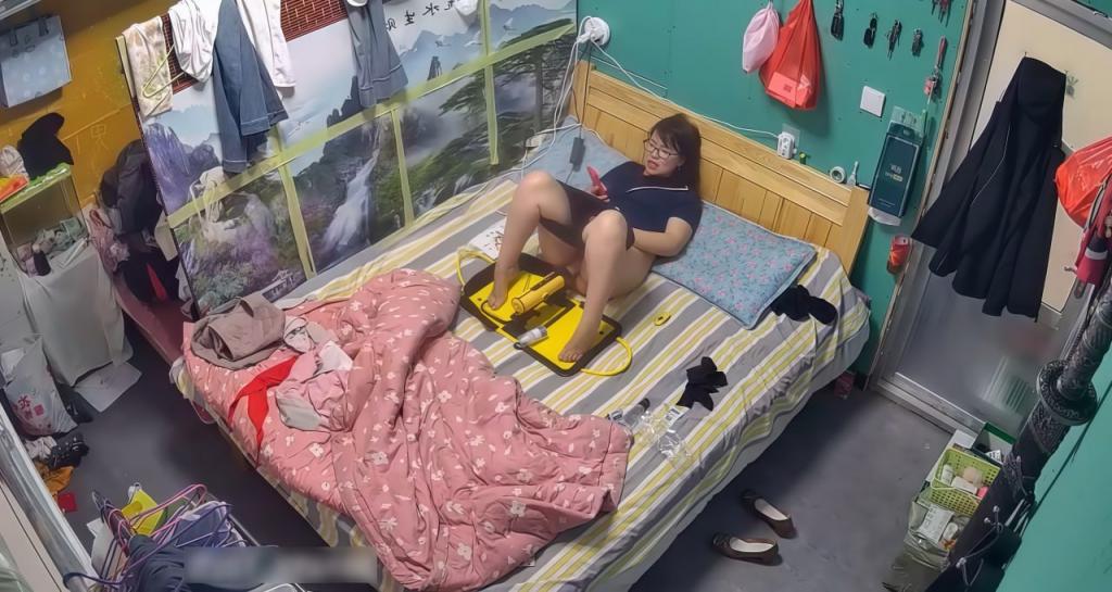 真实记录职业装风韵少妇送女儿去上学 突然淫欲来了 拿出新买的专业情趣炮机来解解馋 不断揉逼豆豆 高潮