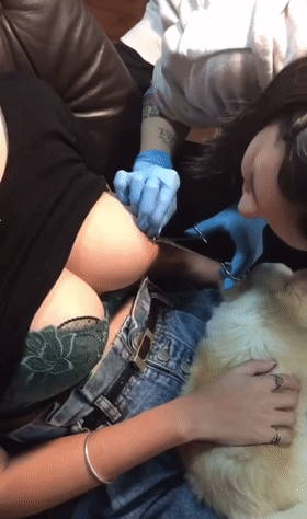 ❤️猎奇❤️高颜纹身妹纸❤️网上直播穿孔打乳环❤️奶子坚挺浑圆超级美乳真想抱着一顿狂啃呀！