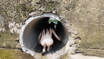 美女下乡送福利，双人游山玩水，大叔正在抓鱼，两个裸女把他吓惨了，刺激！