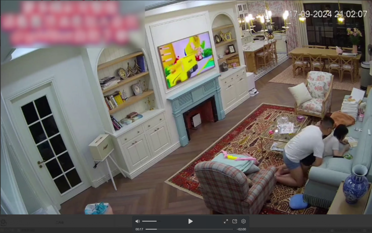 愉拍反差少妇与老公的奇葩性生活，经常当着核子的面在愉愉做爱，餐桌旁不脱裤子，鸡巴从裤子的缝隙中掏出就