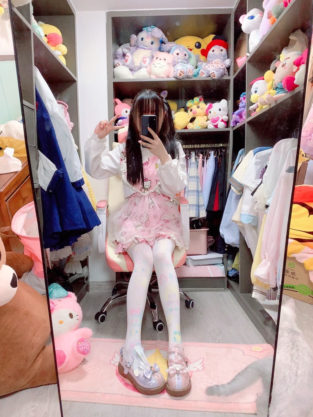 小妹不学好00后的小妹妹玩的就是一个开放 给哥哥们看粉嫩无毛小嫩逼 偷偷紫薇