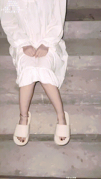 包养女大『苏北养女』试试楼梯道赶紧操个。射在B里，然后让她蹲下流出来。差点被发现，赶紧跑